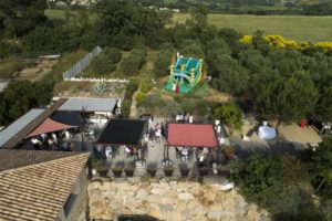 vue par drone mariage le mas de laux a magalas